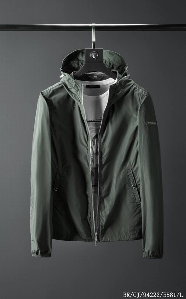 春款八宝丽E581 Burbe**Y 高级定制 推出时装秀系列轻便外套款式 臻选 Vintage 复古精制打造 满足多种需求 系列还推出嘎巴甸哈林顿外套以及 T