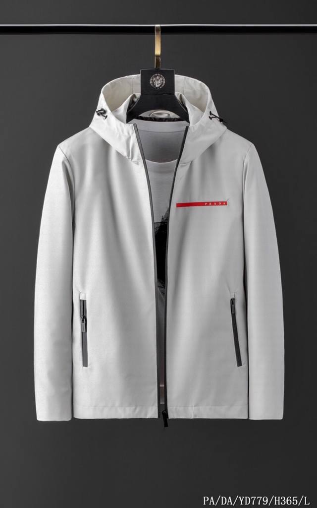 20春款普*达H365 pr*Da 殿堂级高级成衣 绝对震撼眼球 米兰时装专柜店已经到货 我们也不迟 臻选光泽感功能性科技面料制成 兼具超轻质地与绝佳保暖性能于