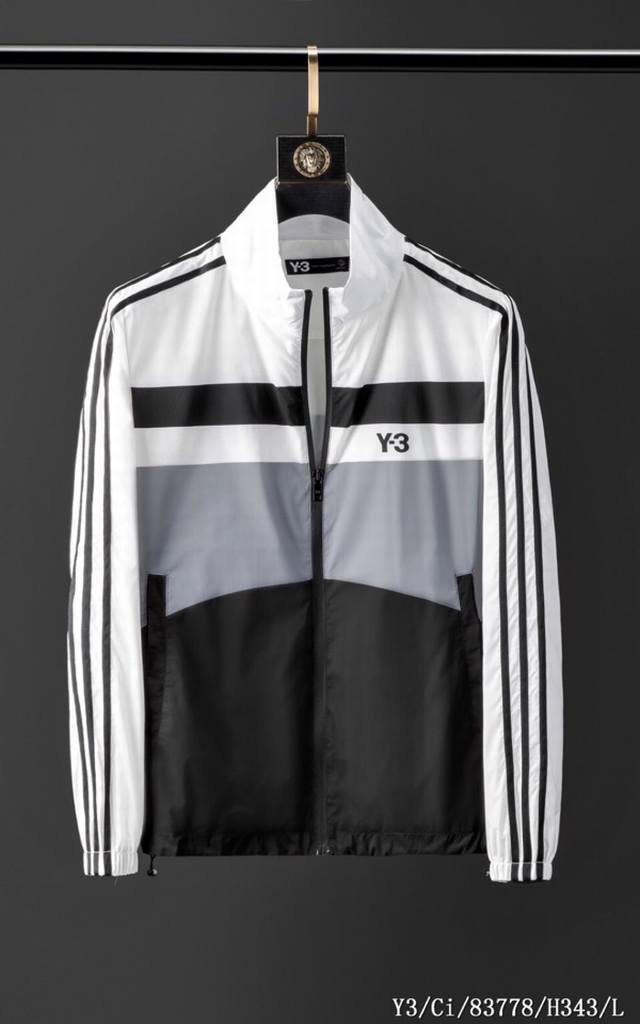 20春款 Y**3 H343 海外专柜在售 高级定制系列单品 20Ss春装夹克外套！国际贸易货柜码头公司尾货渠道 国内少之右少 搭配面料 柔软 舒服 衣服左胸前