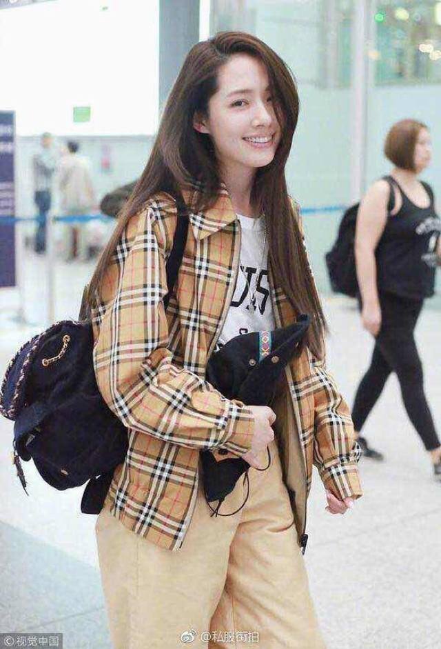 春款Burberr* G310 八宝丽 伦敦专柜限量版 英国皇室贵族的御用品牌 每一季的产品都弥漫着英式情调的浓郁味道 装饰源自品牌1960年代的Vintage