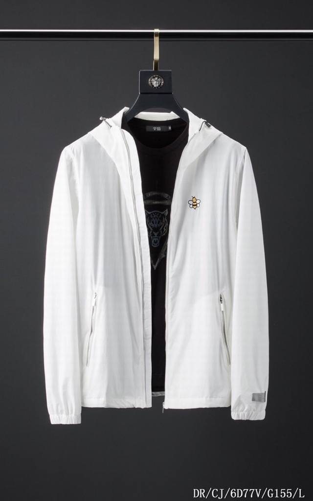 春款迪凹G155 Di*R 高级定制 欧洲明星大爱爆款 此款设计师从20年春季系列 Di*R Cd Homme 主题中汲取灵感 这一对比鲜明细节令此款作品更具运