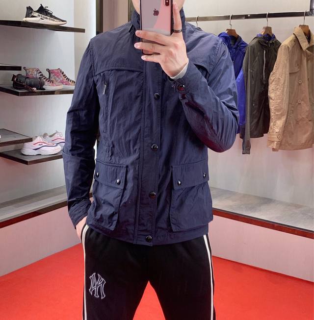 Burberry 巴宝莉 秋冬最新款立领外套，原版1-1复刻、车线工整细致做工无可否认，胸前拉链装饰设计、精选优质纤维面料、上身效果超帅轻松驾驭，型男必备！码数