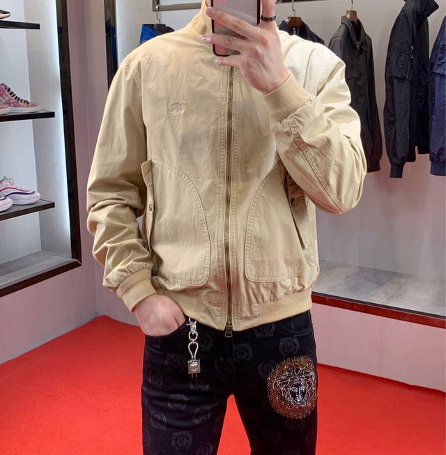 Burberry 巴宝莉 秋冬最新款立领外套，原版1-1复刻、车线工整细致做工无可否认，胸口刺绣骑士图案设计、精选优质聚酯纤维面料、上身效果超帅轻松驾驭，型男必