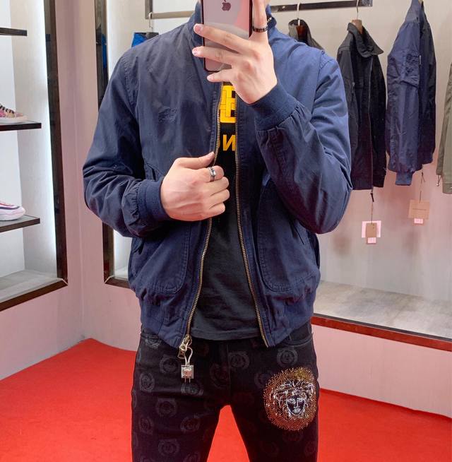 Burberry 巴宝莉 秋冬最新款立领外套，原版1-1复刻、车线工整细致做工无可否认，胸口刺绣骑士图案制作、精选优质聚酯纤维面料、上身效果超帅轻松驾驭，型男必