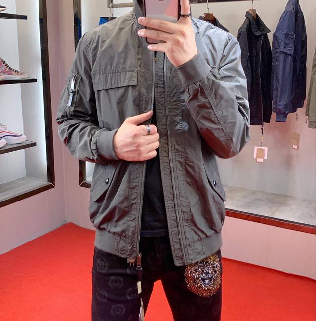 Burberry 巴宝莉 秋冬最新款翻领外套，原版1-1复刻、车线工整细致做工无可否认，精选优质聚酯纤维面料、上身效果超帅轻松驾驭，型男必备！码数M-3Xl