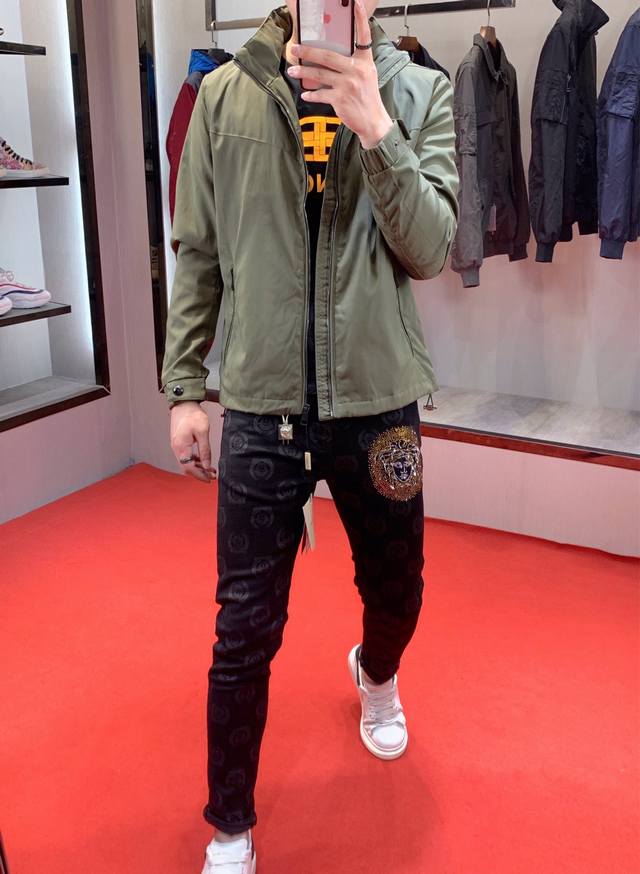 Burberry 巴宝莉 秋冬最新款连帽外套，帽子可收藏、原版1-1复刻、车线工整细致做工无可否认，精选优质聚酯纤维面料、上身效果超帅轻松驾驭，型男必备！码数M