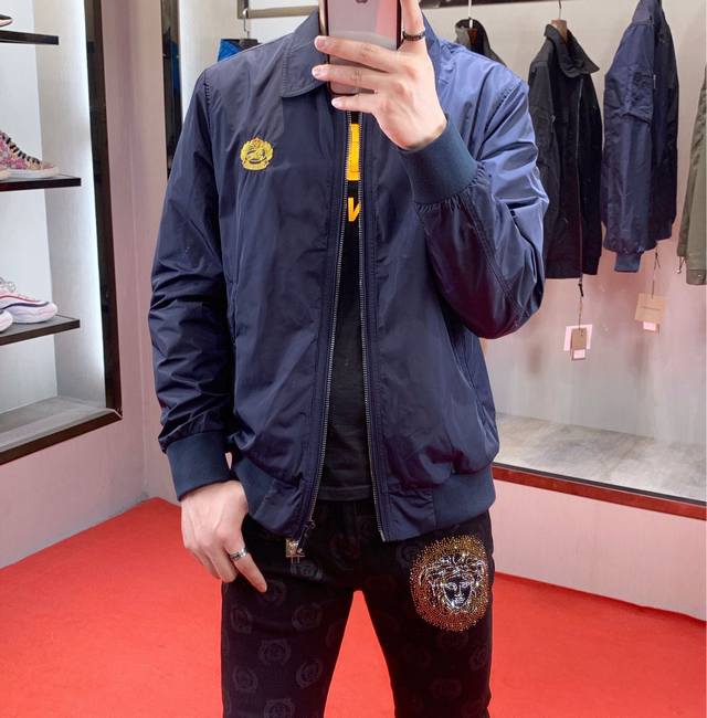 Burberry 巴宝莉 秋冬最新款翻领外套，原版1-1复刻、车线工整细致做工无可否认，胸口刺绣骑士图案设计、精选优质聚酯纤维面料、上身效果超帅轻松驾驭，型男必