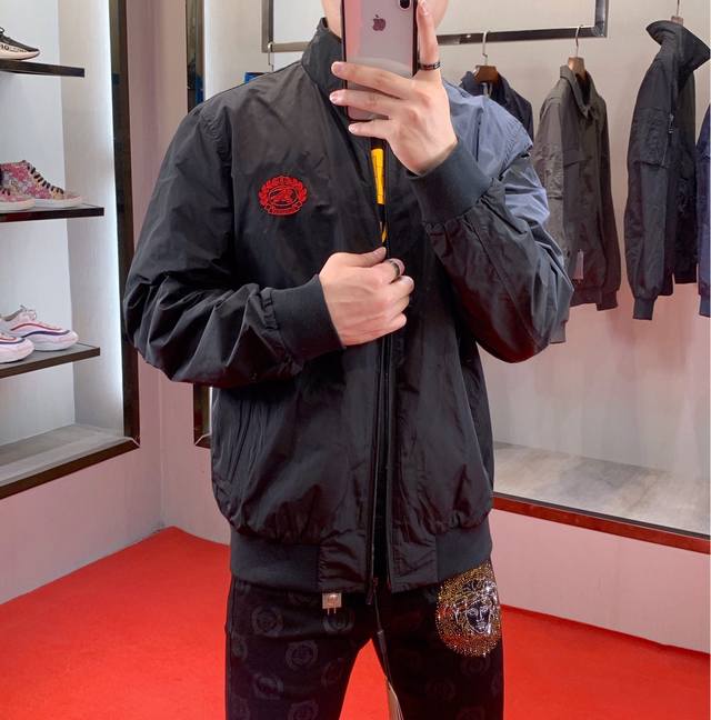 Burberry 巴宝莉 秋冬最新款立领外套，原版1-1复刻、车线工整细致做工无可否认，胸口刺绣经典骑士图案设计、精选优质聚酯纤维面料、上身效果超帅轻松驾驭，型
