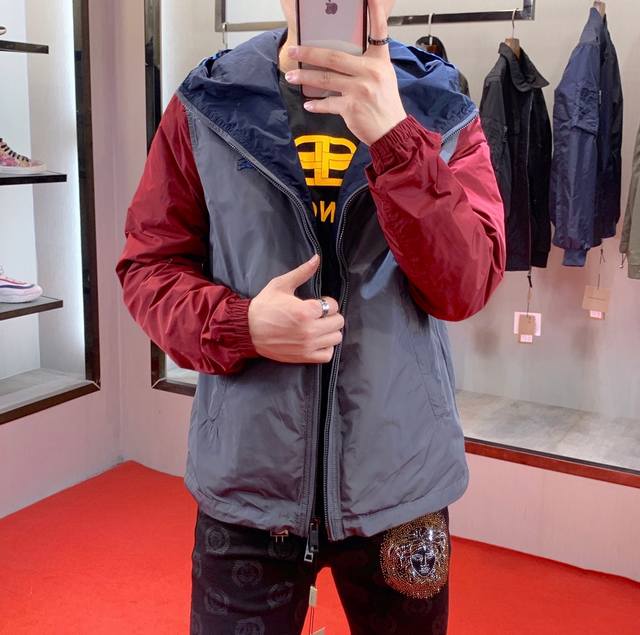 Burberry 巴宝莉 秋冬最新款连帽外套，原版1-1复刻、车线工整细致做工无可否认，胸口刺绣骑士图案设计、拼接剪裁制作，精选优质聚酯纤维面料、上身效果超帅轻