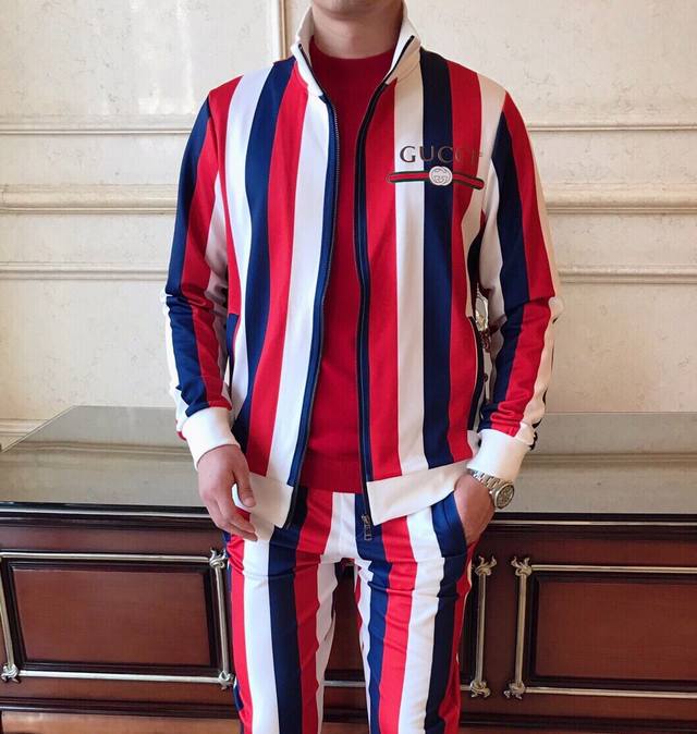 现货支持一件代发 古奇.套装 春款季新款 真心推荐！顶级品质！ 完美复刻！欢迎对比专柜细节！认准市场最高版本！面料柔软透气！很强的质感！ 实物拍摄顶级好货！简约