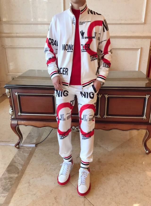 现货支持一件代发 蒙口.套装 春款季新款 真心推荐！顶级品质！ 完美复刻！欢迎对比专柜细节！认准市场最高版本！面料柔软透气！很强的质感！ 实物拍摄顶级好货！简约