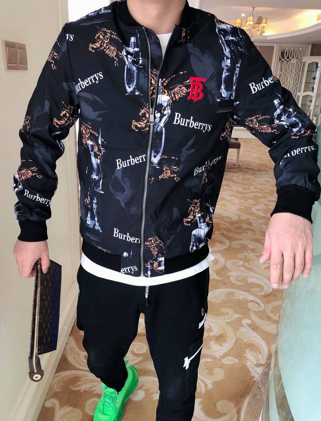 巴家： Ss最新款。休闲夹克外套、原版版型。定制面料、订织罗纹，完美工艺。三标齐全。上身尽显休闲时尚。码数：M-3Xl、