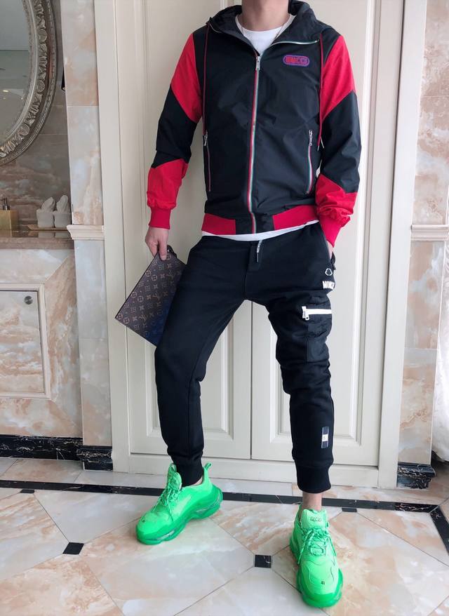 古家： Ss最新款。休闲夹克外套、原版版型。定制面料、订织罗纹，完美工艺。三标齐全。上身尽显休闲时尚。码数：M-3Xl、