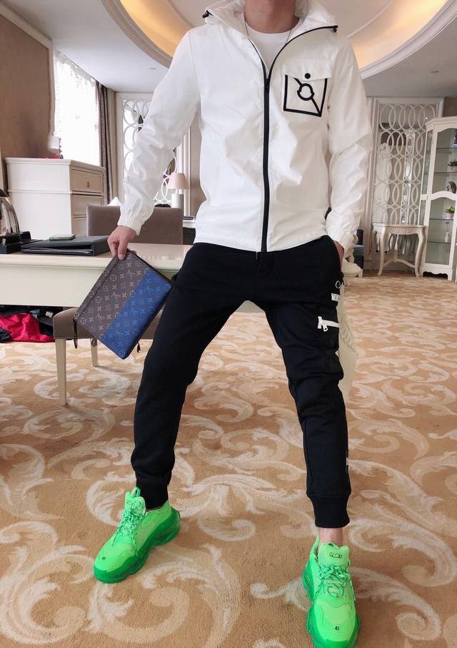 蒙家： Ss最新款。休闲夹克外套、原版版型。定制面料、订织罗纹，完美工艺。三标齐全。上身尽显休闲时尚。码数：M-3Xl、