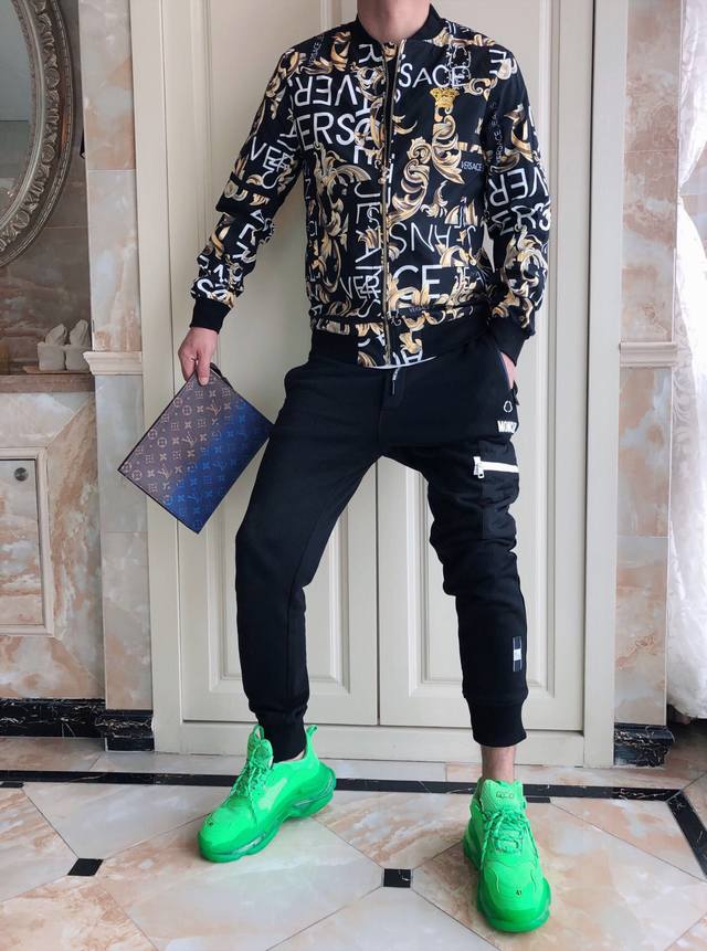 范家： Ss最新款。休闲夹克外套、原版版型。定制面料、订织罗纹，完美工艺。三标齐全。上身尽显休闲时尚。码数：M-3Xl、