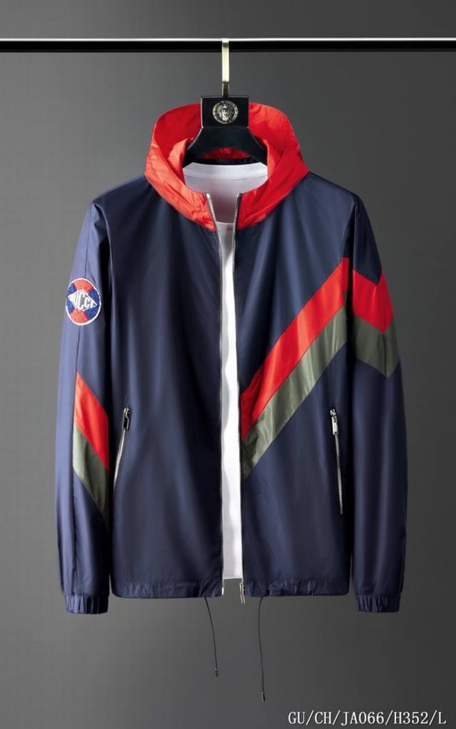 20春款 古池H352 G*Cci 高级 定制 顶级徽章装饰众多Gucci最具辨识性的精美图案 诠释出创意总监个人的设计美学 经典图案贯穿春夏系列 织带装饰 配