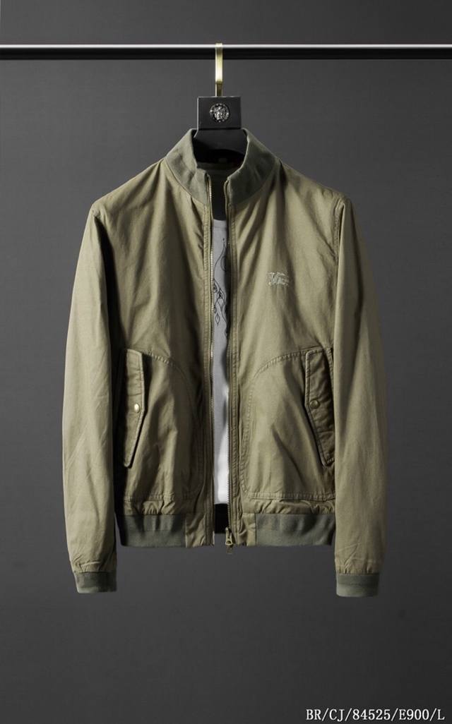春款 八宝丽E900 Burber*Y 高级定制 20Ss款式包括经典飞行夹克 系列采选考究的功能性科技面料 全新面料精制而成 时装秀款式则选用新季面料 搭配醇