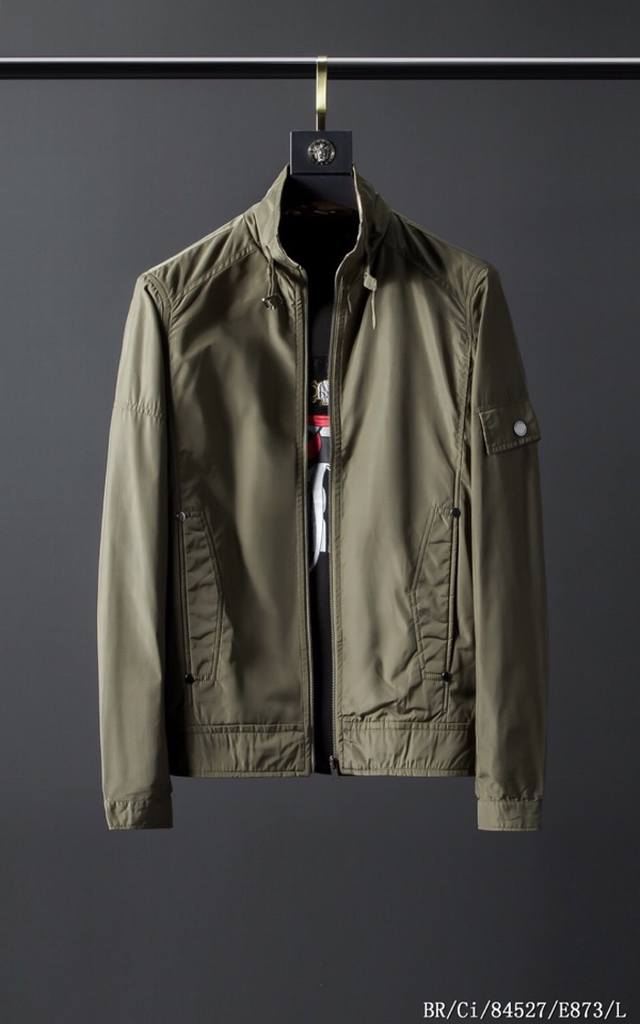 春款 八宝丽E873 Burber*Y 高级定制 20Ss款式包括经典飞行夹克 系列采选考究的功能性科技面料 全新面料精制而成 时装秀款式则选用新季面料 搭配醇