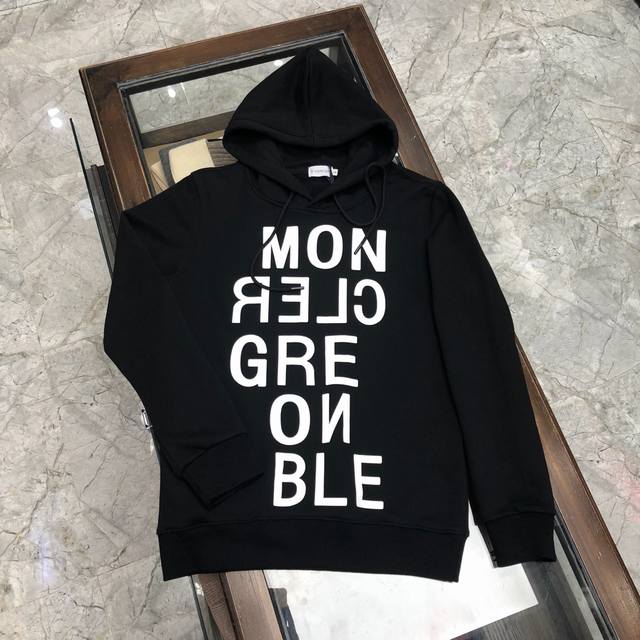 现货代发 Moncler 蒙口。 最新款套头卫衣。专属标识系列 开启轻奢新潮 最潮专属Logo印花设计 定制配色螺纹 配套辅料 32织双股精棉烧毛大卫衣料 舒适