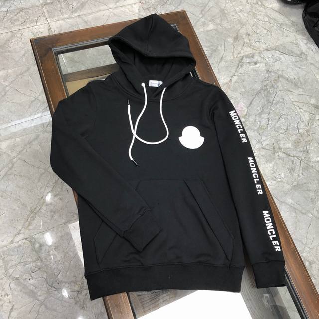 现货代发 Moncler 蒙口。20新款套头卫衣。专属标识系列 开启轻奢新潮 最潮专属Logo印花设计 定制配色螺纹 配套辅料 32织双股精棉烧毛大卫衣料 舒适