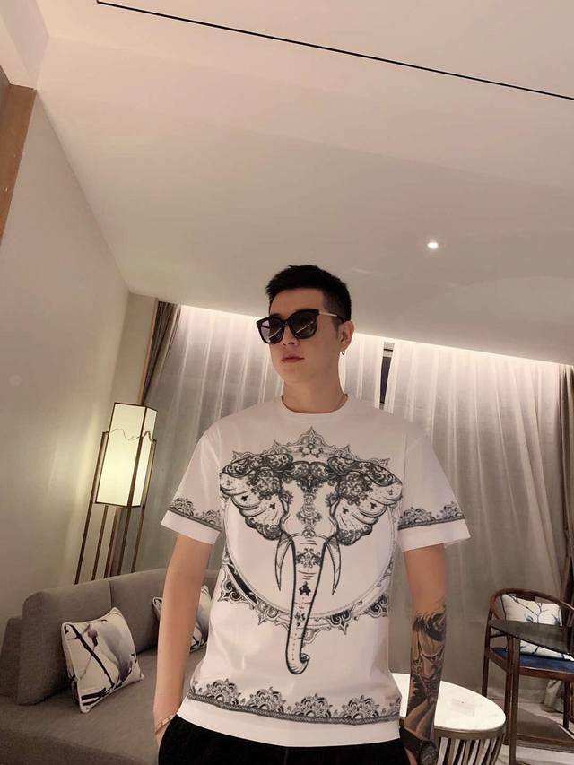 Dg 春夏新款到货品牌设计图案 3D数码重工艺 黑白色 高端品质 双股丝光棉面料 M~3Xl