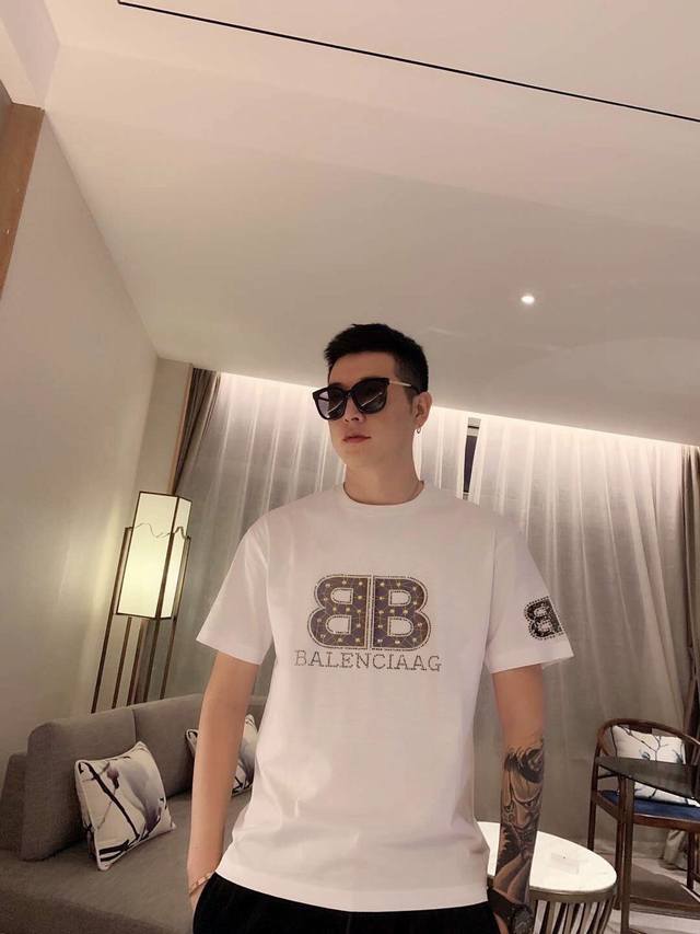 巴黎世家 春夏新款到货品牌设计图案 烫钻重工艺 黑白色 高端品质 双股丝光棉面料 M~3Xl