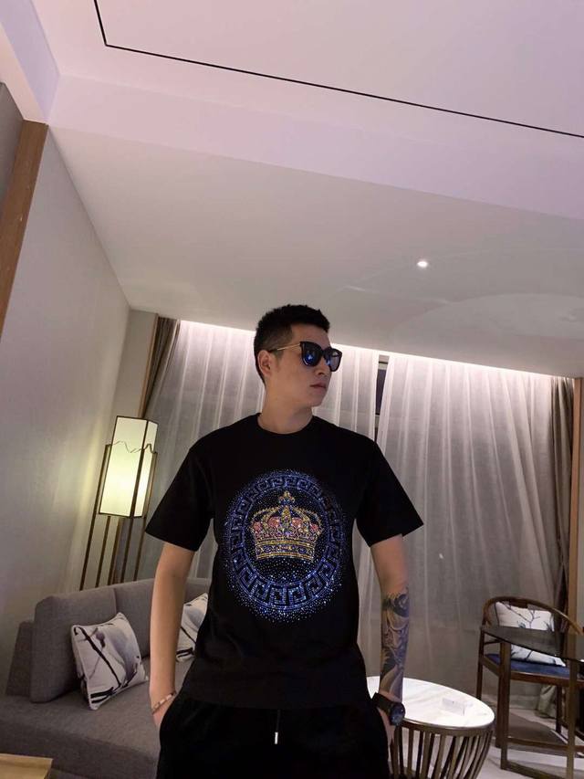 杜嘉班纳 春夏新款到货品牌设计图案 烫钻重工艺 黑白色 高端品质 双股丝光棉面料 M~3Xl