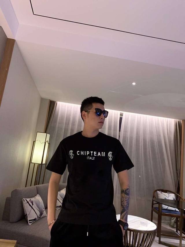 p 春夏新款到货品牌设计图案 烫钻重工艺 黑白色 高端品质 双股丝光棉面料 M~3Xl