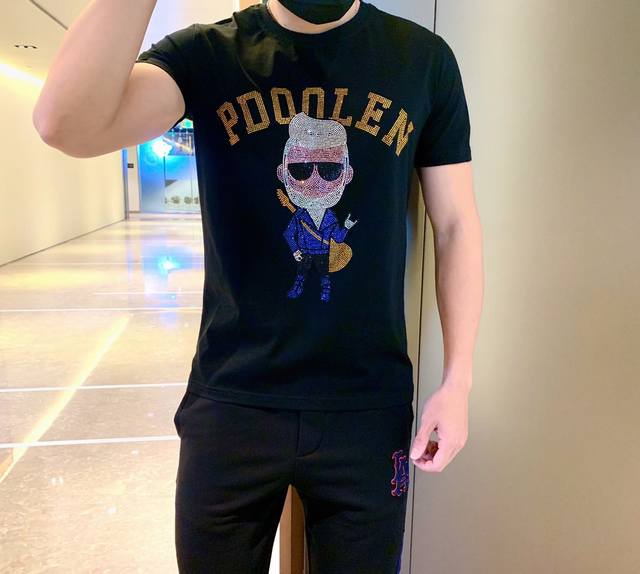 D&G 新款短袖 优质丝光棉面料，爽滑透气，版型修身，顶级印压 仿奥钻，Blingbling 款式新颖。 ： M～Xxxl