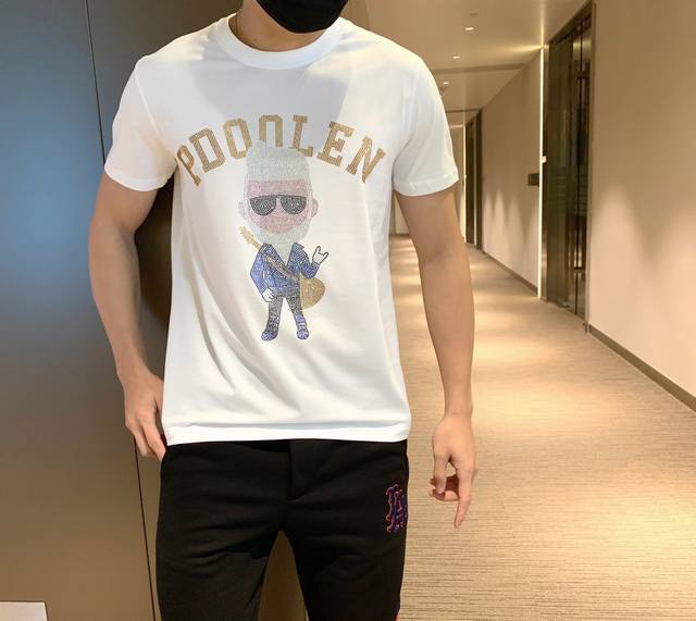 Gucci ， 春季新款短袖 进口优质丝光棉面料，爽滑透气，版型修身，顶级奥钻印压 款式新颖。爆款爆款 ： M～Xxxl