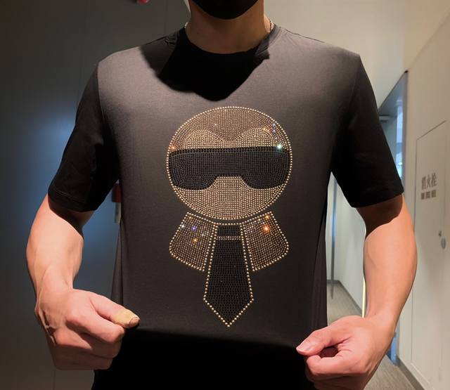 Fendi 春夏季新款短袖 优质丝光面料，柔软透气，顶级奥钻印压 款式新颖。爆款爆款 ： M～3Xl