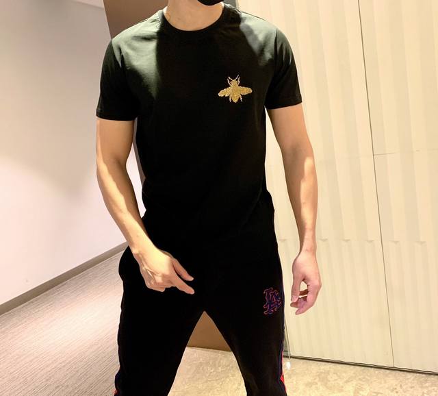 Gucci 春季新款短袖 进口优质丝光棉面料，爽滑透气，版型修身，顶级奥钻印压 款式新颖。爆款爆款 ： M～Xxxl