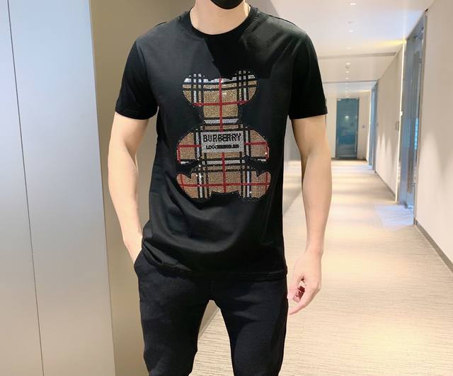 Burberry 新款短袖 优质丝光棉面料，爽滑透气，版型修身，顶级仿奥钻印压 Blingbling 款式新颖。 ： M～Xxxl