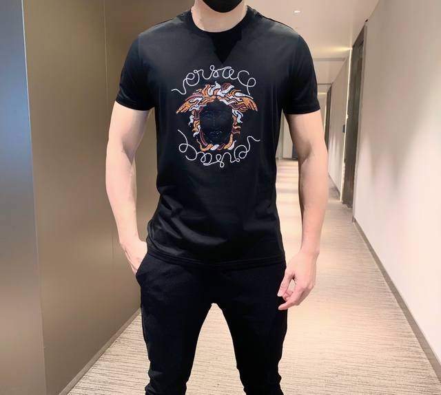 Varsace 春夏季新款短袖 优质丝光棉面料，柔软透气，顶级奥钻印压 款式新颖。爆款爆款 ： M～3Xl