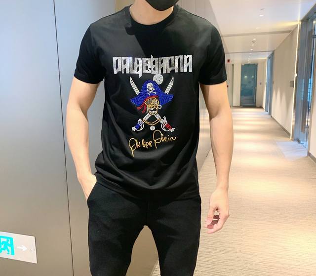 新款短袖 优质丝光棉面料，爽滑透气，版型修身，顶级仿奥钻印压 Blingbling 款式新颖。 ： M～Xxxl