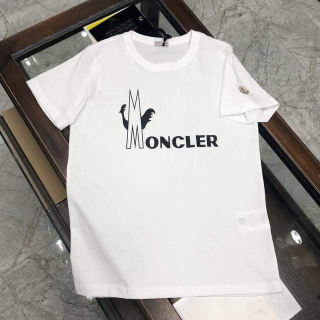 现货代发 Moncler 蒙口 早春新款！！！专柜同步圆领T恤！！经点系列 ！！订制双丝光棉面料，特殊水洗工艺，版形挺括有型不易褶皱 颜色 ： 码数 M- 3X