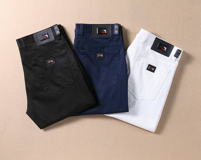 巴宝莉2680春版新款 高端精品休闲裤 百年奢侈品牌，极具高贵的设计风格，赢取无数人的欢心。选用进口面料 颜色非常正，高成本才能出好货，整个洗水工艺都是符合环保