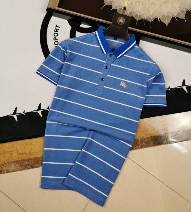 巴宝莉 夏季新款！重工艺打造！顶级双丝光面料短袖 实物拍摄简约大气！官网原单，独有的线条设计、手感细腻柔软 珍贵面料更加舒适，光滑，透气 。大牌风范 奢华大气