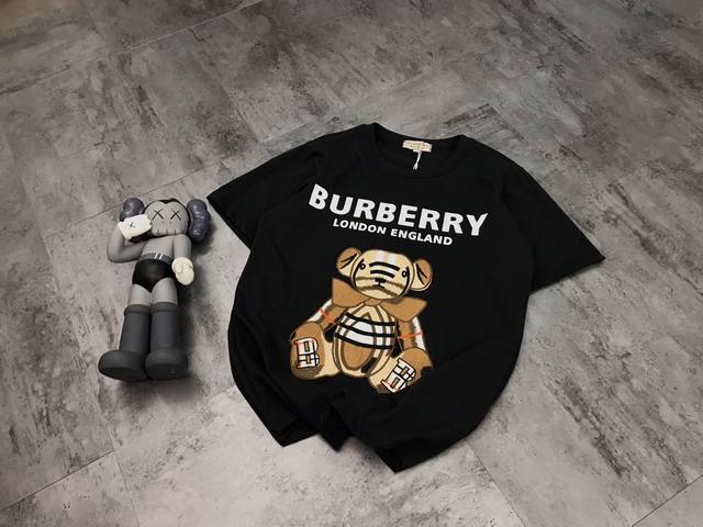 Burberry 巴宝莉 夏季新款潮牌格纹刺绣小熊情侣半袖 Oversize宽松版型不挑身材 胸前炒鸡好看的泰迪熊刺绣 小熊是水洗贴布刺绣 16万针重工刺绣 搭