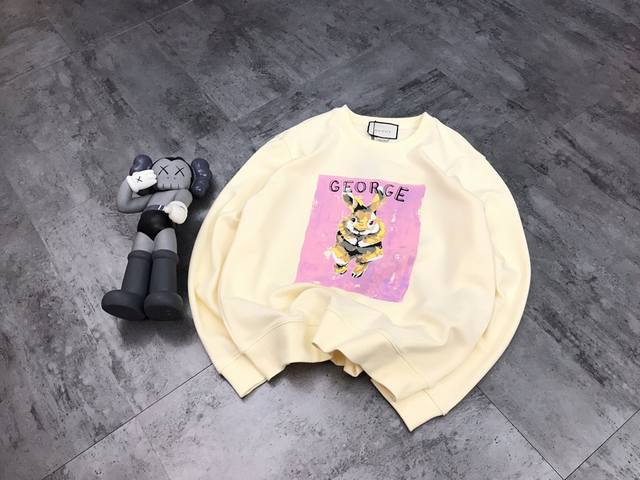 Gucci 古驰限量卫衣 定制的面料 宽松的版型 颜色也是对版得的米胚色 胸前可爱兔子印花 后背乌龟印花 颜色纹路都做到一样的 温柔质感 经过水洗后的全棉也更加