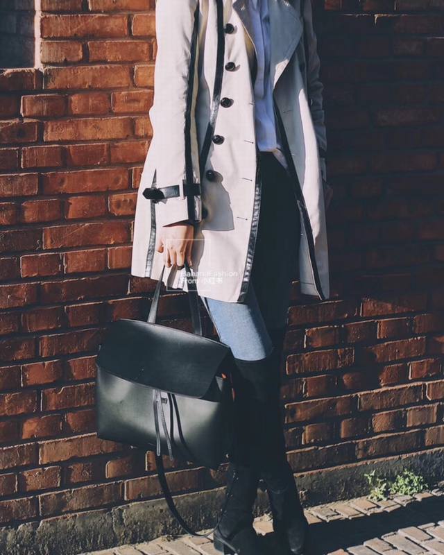 品名，Bur皮标女牛仔裤，百搭春秋冬夏款式，直筒修身高弹力显气质显腿长的小脚牛仔裤，品质看细节。绝对的完美好货秒杀！！！全部包装吊牌。。 直接秒杀现货款式。冬季