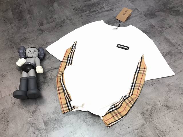 Burberry 巴宝莉新款侧拼格子贴章短袖 宽松的版型 经典侧拼格纹图案 精致独道 内里拼接工整细腻做工考究 定制42支双纱纯棉面料 螺纹采用扁机螺纹 轻薄舒