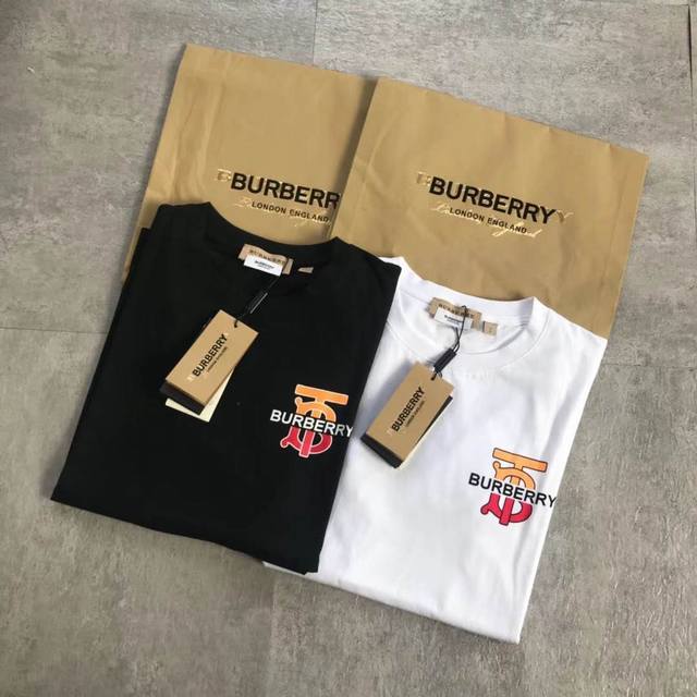 只有白色 巴宝莉新款春夏限定款渐变色情侣款短袖T恤！世界级顶尖奢侈品潮牌巴宝莉绝不会放过任何一个大赚的机会 每年新春限定款都是妥妥的爆款 更是超多明星大咖争相上