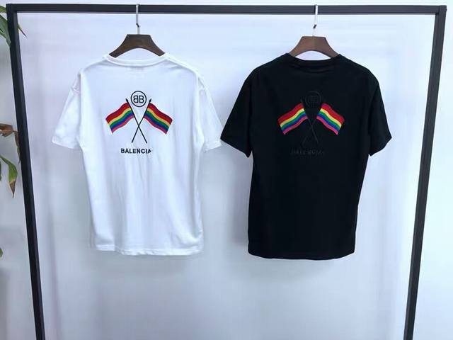 巴黎世家春夏新款刺绣字母Logo 背后刺绣彩虹旗双Bt恤 男女同款T 后背彩虹旗 定制纯棉丝光棉，后背细致饱满刺绣彩虹国旗巴黎世家时装秀的秀场模仿手术室的场景，