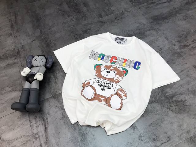 Moschino 莫斯奇诺 小熊短袖T恤 宽松版型 上身超显瘦 胸前简约大气斑驳熊印花 采用进口热转印 效果栩栩如生 区分印花版本 百洗不掉 呈现最佳的色泽以及