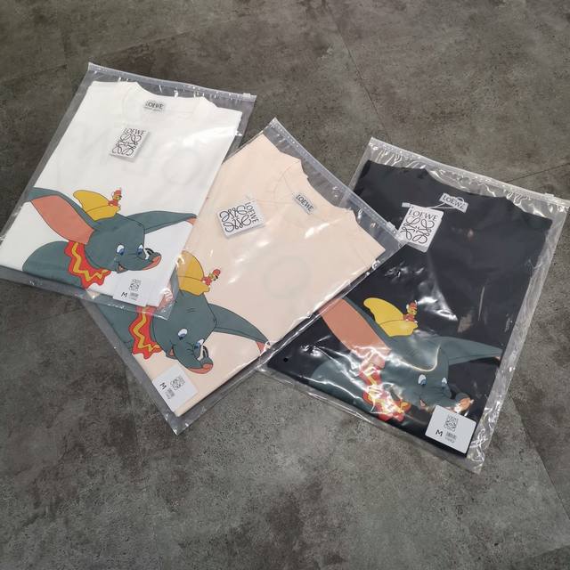 罗意威小飞象亲子款短袖！ 货足量大 大人p 儿童p130罗意威小飞象胶囊系列该系列为中国全球首发，先于全球其他地区限时发布灵感源于经典迪士尼卡通形象小飞象的胶囊