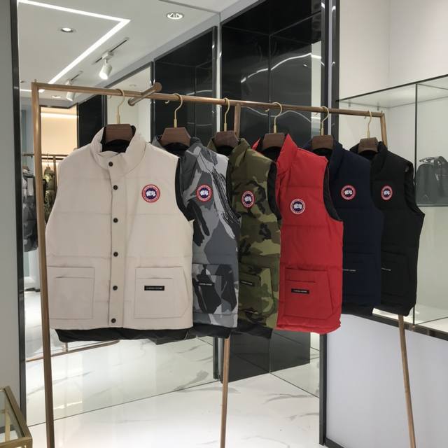 整体先来看 全市面最低特价了 Canadagoose加拿大鹅 明星同款羽绒马甲 男女情侣款 秋冬季潮流搭配能手 卫衣.T恤.衬衫.随意穿搭都是满满的时尚感春节出