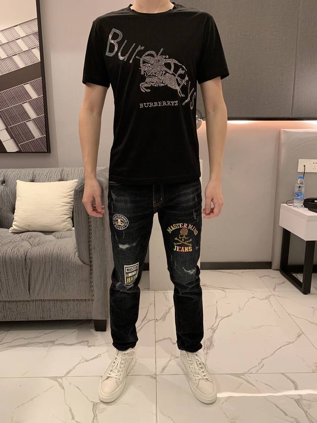 巴宝莉 春夏最新款男士短袖T恤 官网同步 高端品质 简洁时尚定制欧洲进口双丝光棉面料 手感柔软细腻 穿着亲肤舒适 胸前进口烫钻 Logo图案设计 百搭休闲 上身