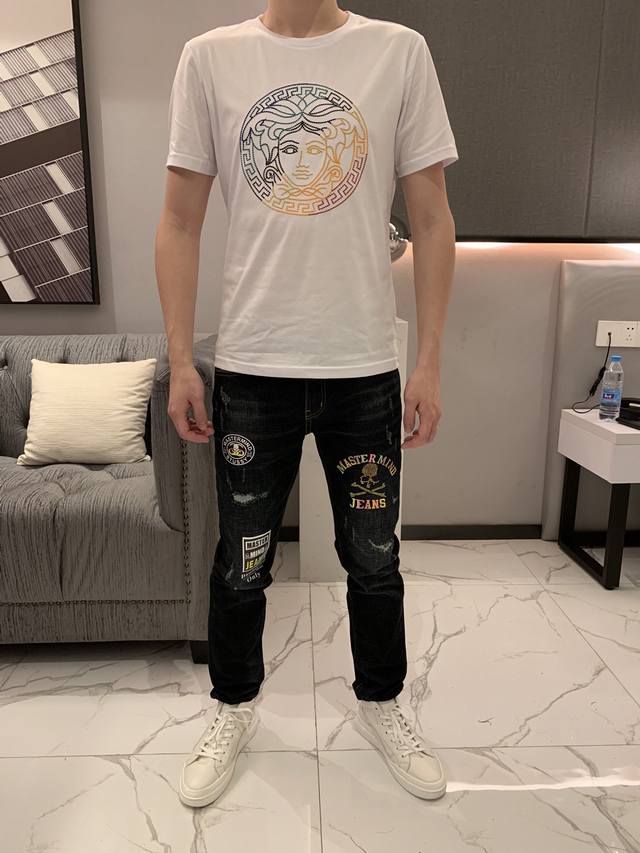 范思哲 春夏最新款男士短袖T恤 官网同步 高端品质 简洁时尚定制欧洲进口双丝光棉面料 手感柔软细腻 穿着亲肤舒适 胸前立体刺绣Logo图案设计 百搭休闲 上身非