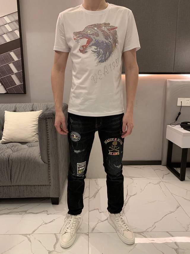 古奇 春夏最新款男士短袖T恤 官网同步 高端品质 简洁时尚定制欧洲进口双丝光棉面料 手感柔软细腻 穿着亲肤舒适 胸前进口烫钻 Logo图案设计 百搭休闲 上身非